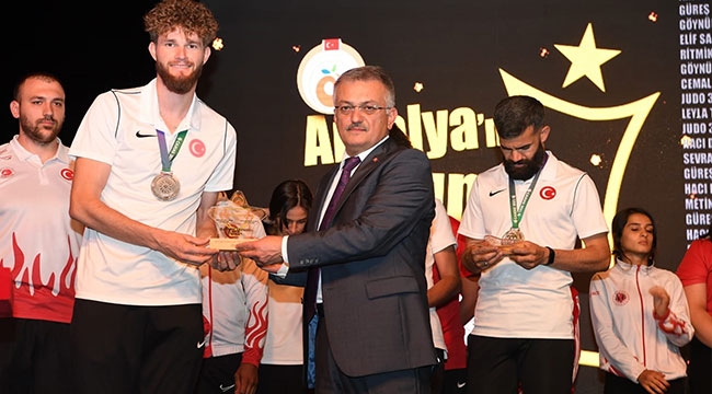 Antalya'nın 'Altın Çocukları'na plaket