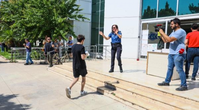 Küpesini çıkarırken yanlış salona geldiğini anladı, sınava yetişemedi