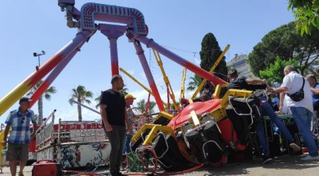 Lunaparkta oyuncak koparak düştü; baş aşağı kurtarılmayı beklediler