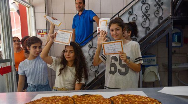 Öğrencilerin 'takdir' hediyesi lahmacun